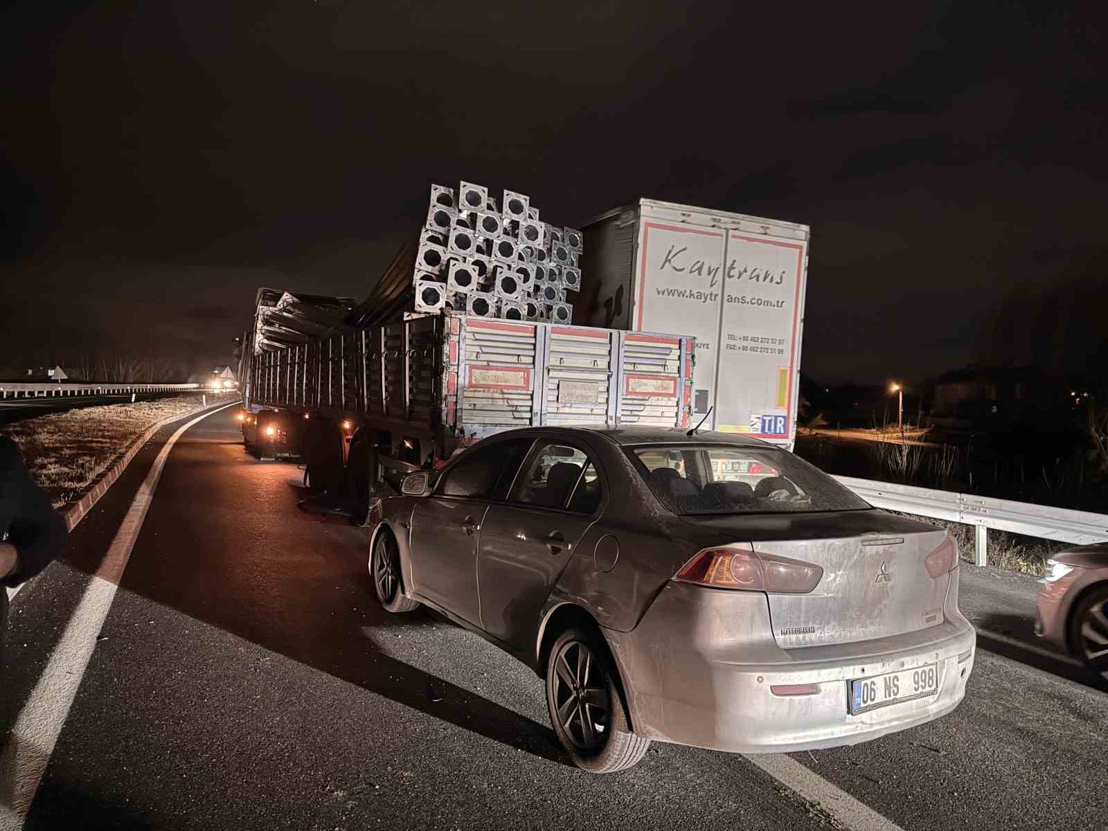 iki-tir-ve-otomobilin-carpistigi-kazada-bir-kisi-yaralandi