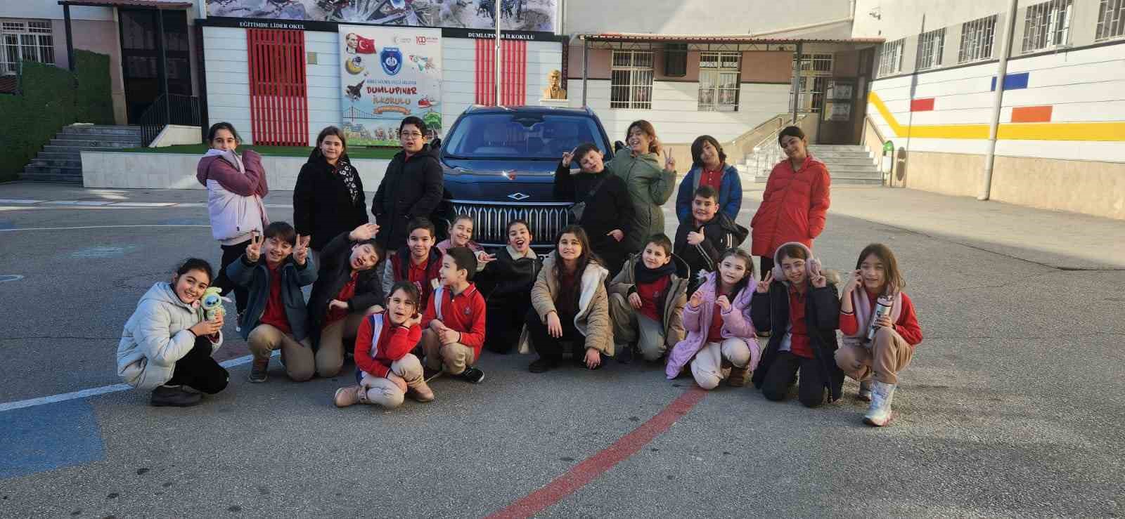 ilkokul-ogrencilerine-togg-ile-yerli-ve-milli-robot-tanitildi