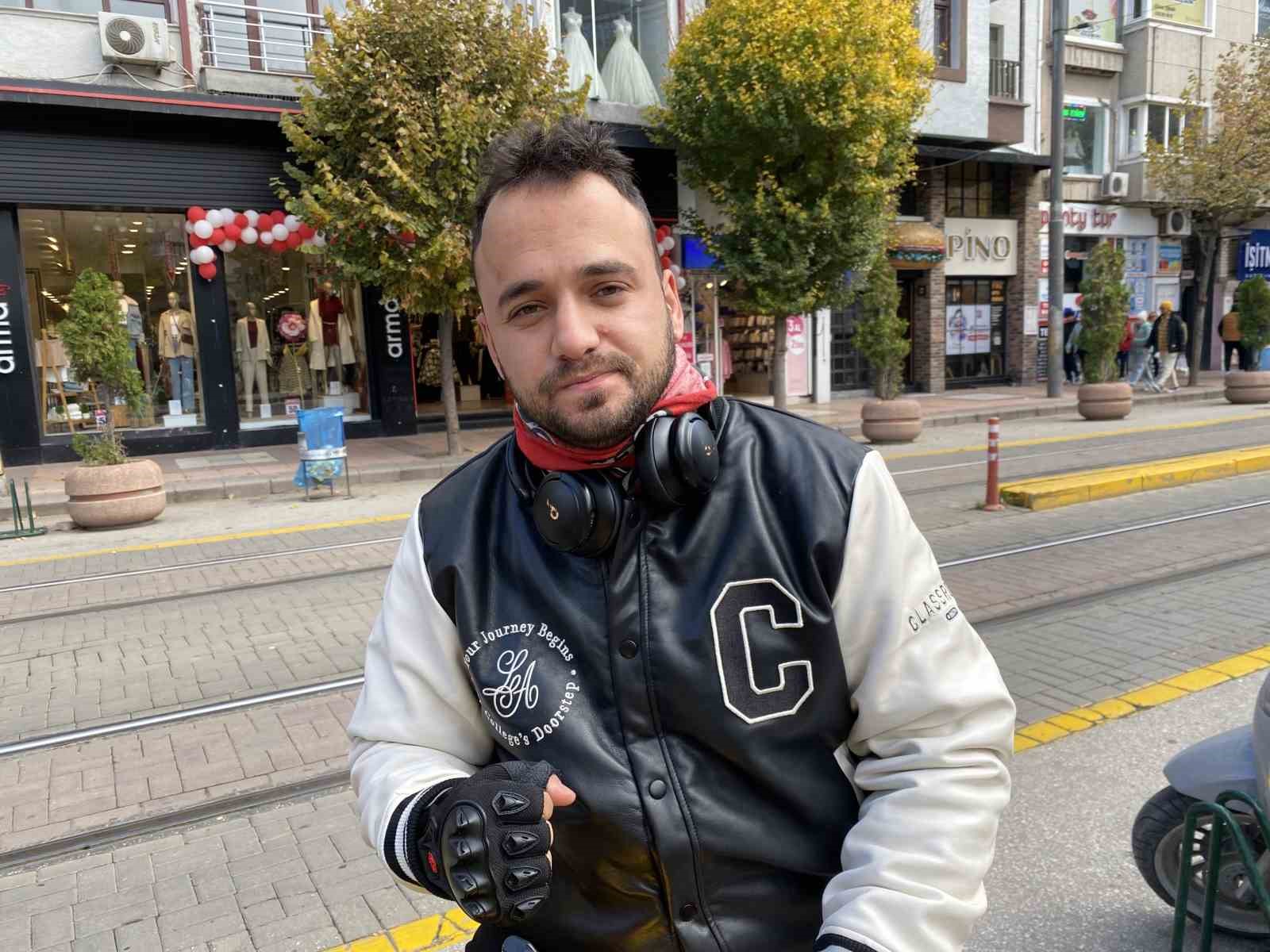 iron-man-kaski-ile-dolasan-motosikletli-dikkat-cekiyor