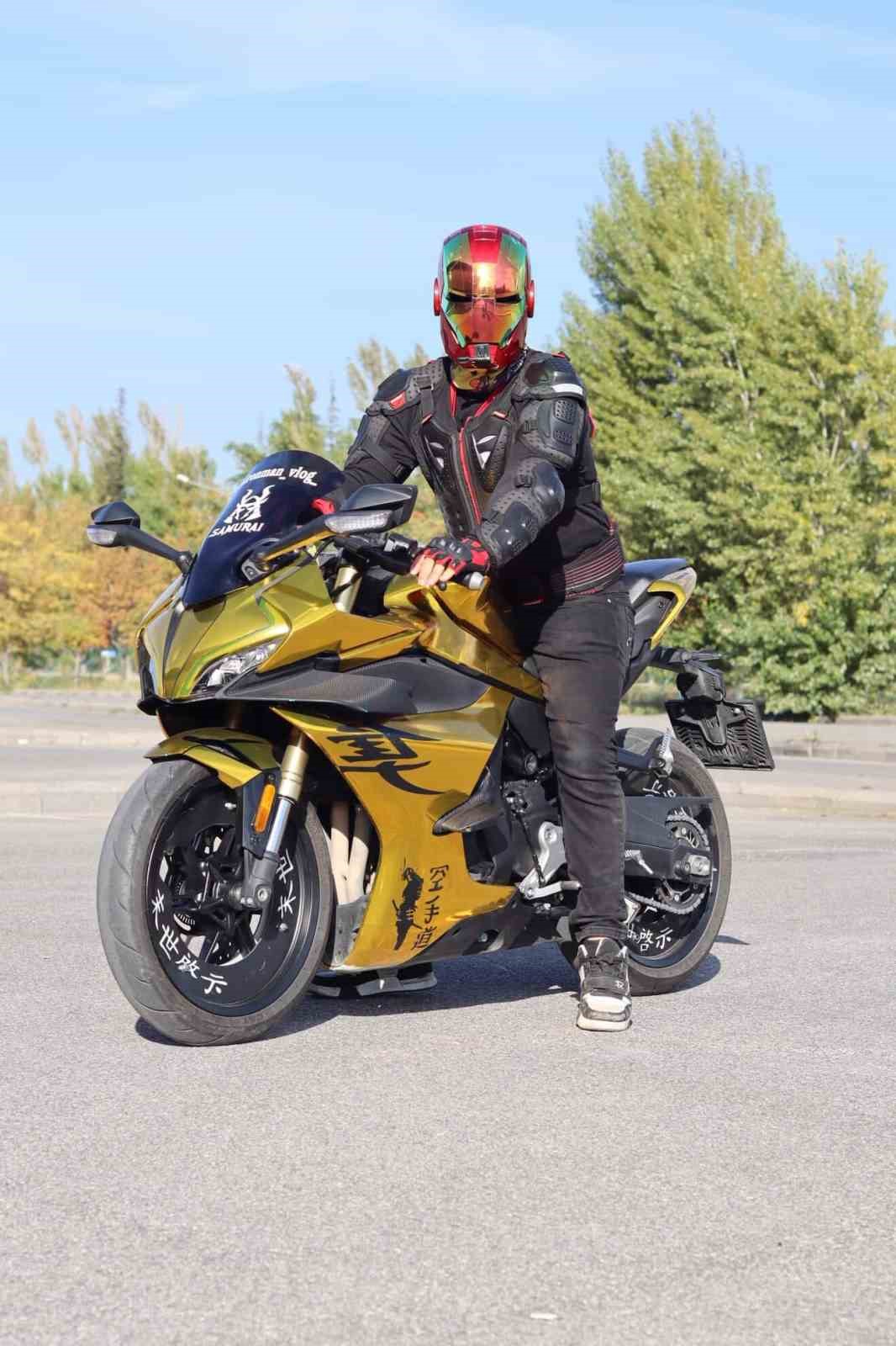 iron-man-kaski-ile-dolasan-motosikletli-dikkat-cekiyor