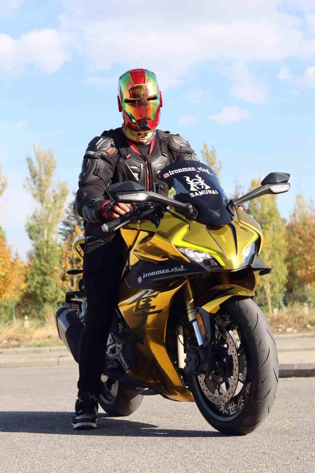iron-man-kaski-ile-dolasan-motosikletli-dikkat-cekiyor