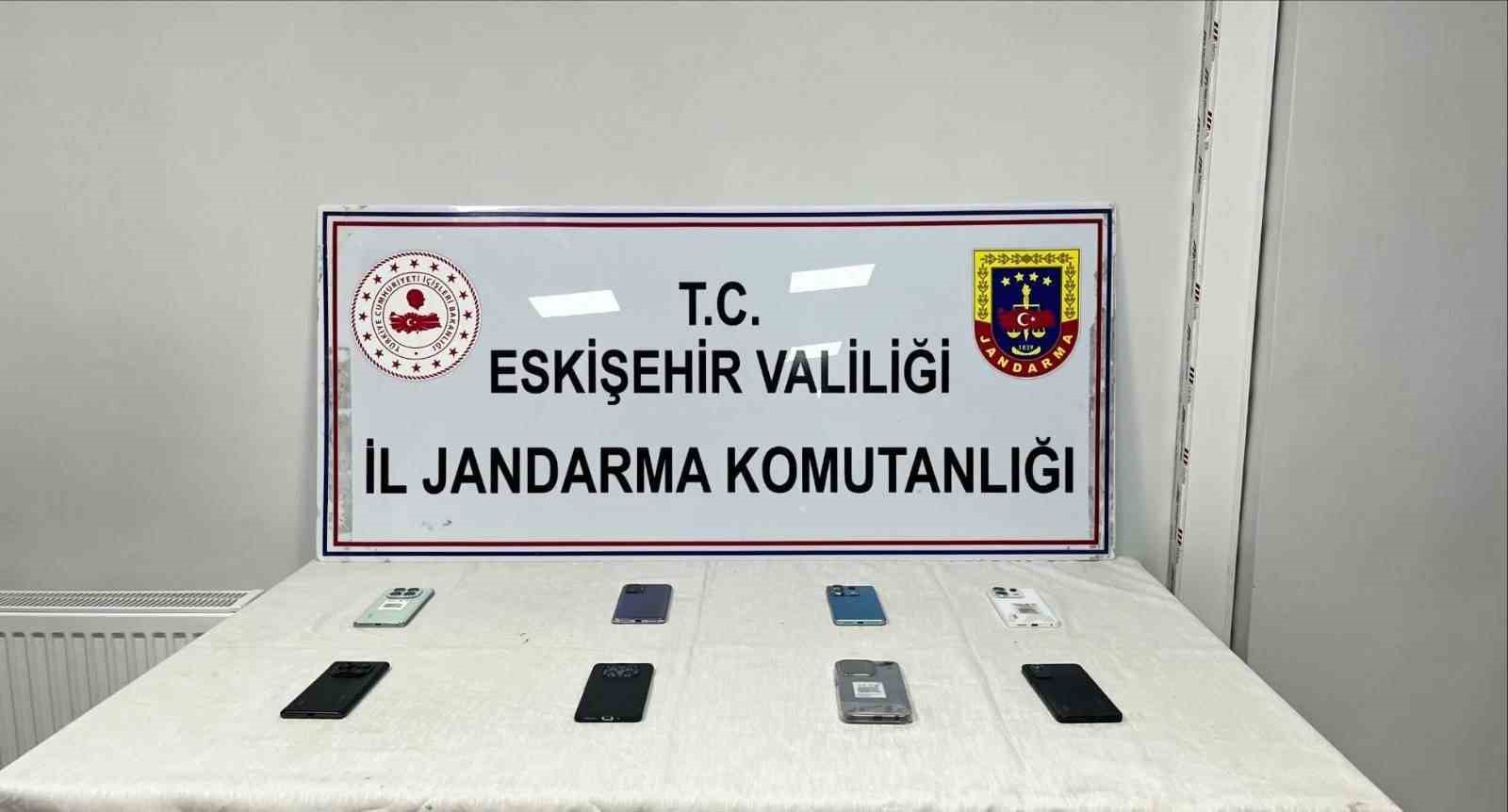 kacak-tutun-ve-cep-telefonu-satmak-isteyen-sahislari-jandarma-yakaladi
