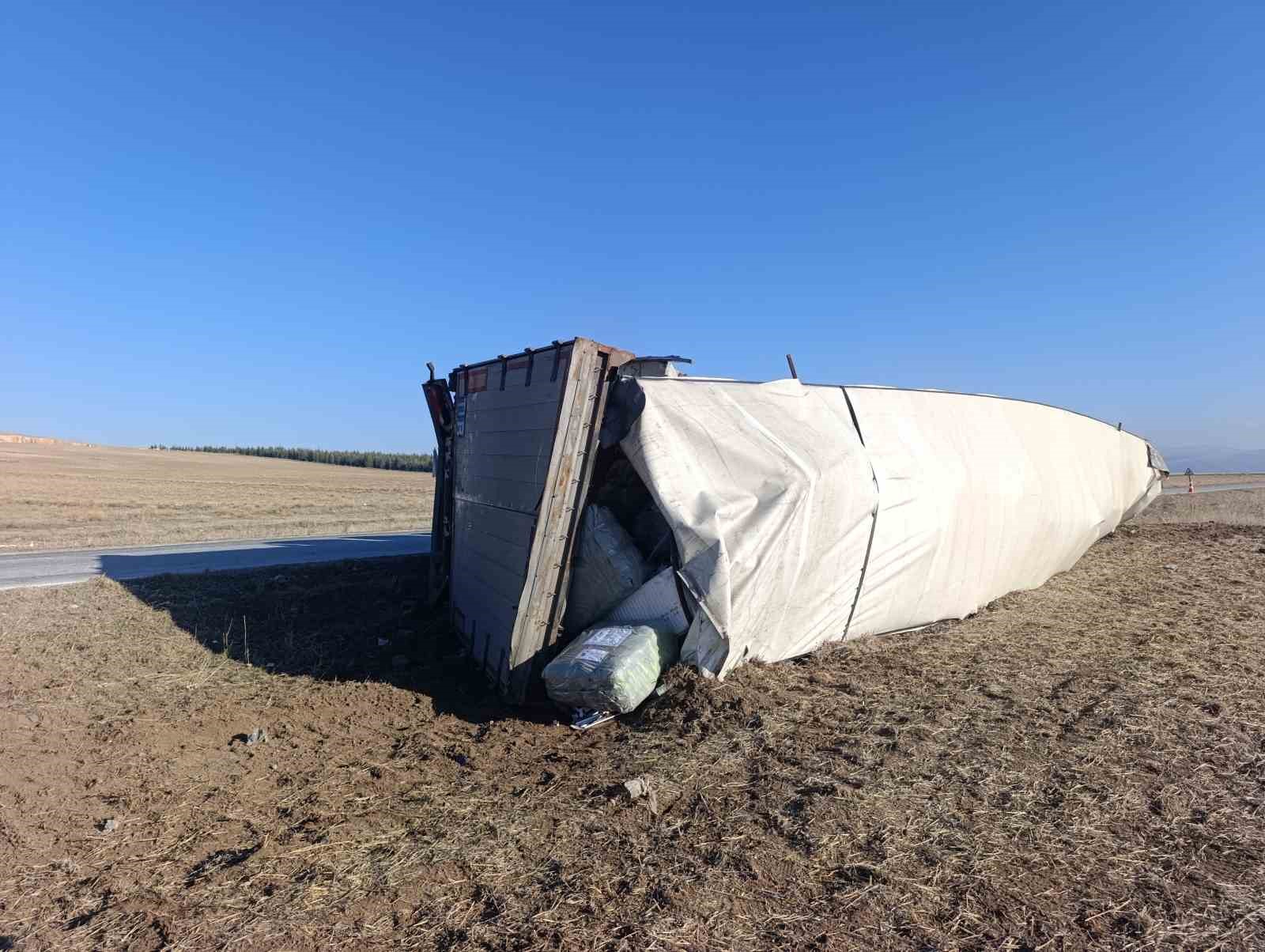 kalorifer-petegi-yuklu-tir-devrildi-1-kisi-yaralandi