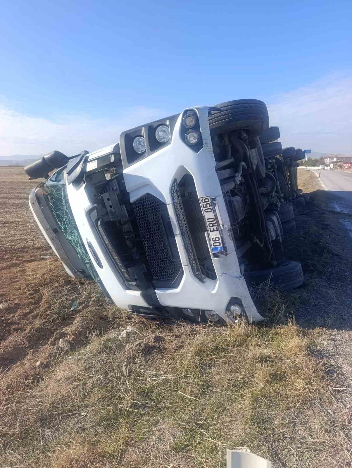 kalorifer-petegi-yuklu-tir-devrildi-1-kisi-yaralandi