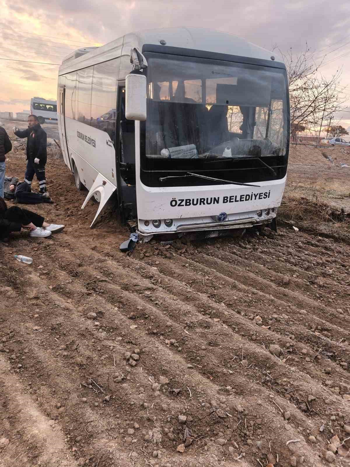 kamyonet-ile-midibus-carpisti-17-yarali