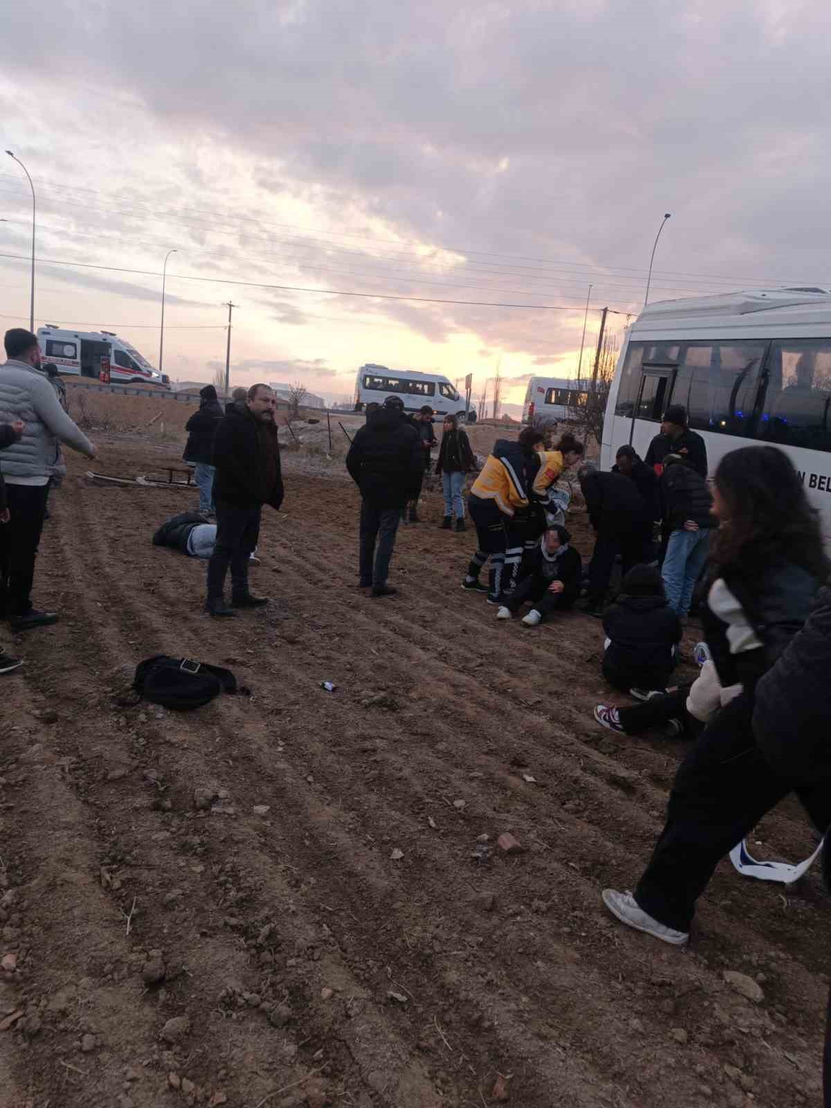 kamyonet-ile-midibus-carpisti-17-yarali