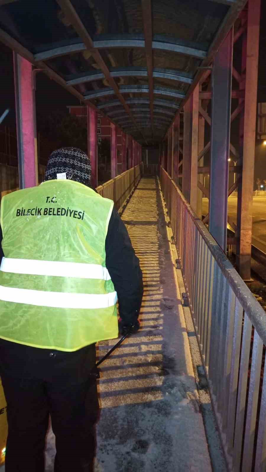 kar-ve-don-riskine-karsi-belediye-ekipleri-gece-boyunca-sahadaydi