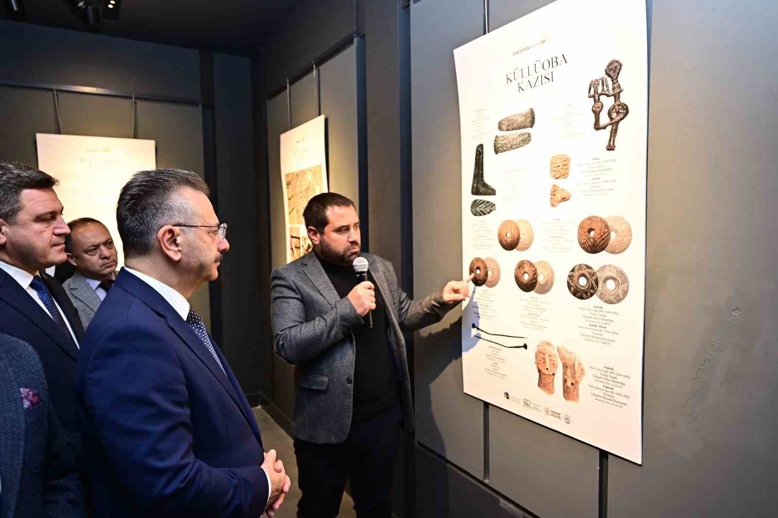 kazi-calismalarinda-ortaya-cikarilan-tarihi-eserlerin-fotograflarindan-olusan-sergi-acildi