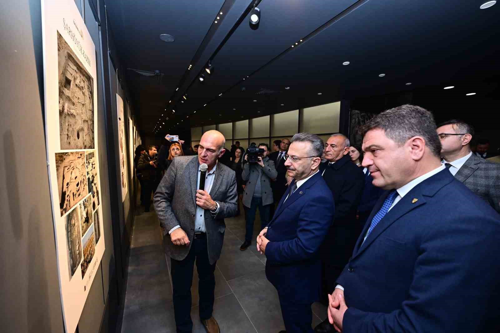 kazi-calismalarinda-ortaya-cikarilan-tarihi-eserlerin-fotograflarindan-olusan-sergi-acildi