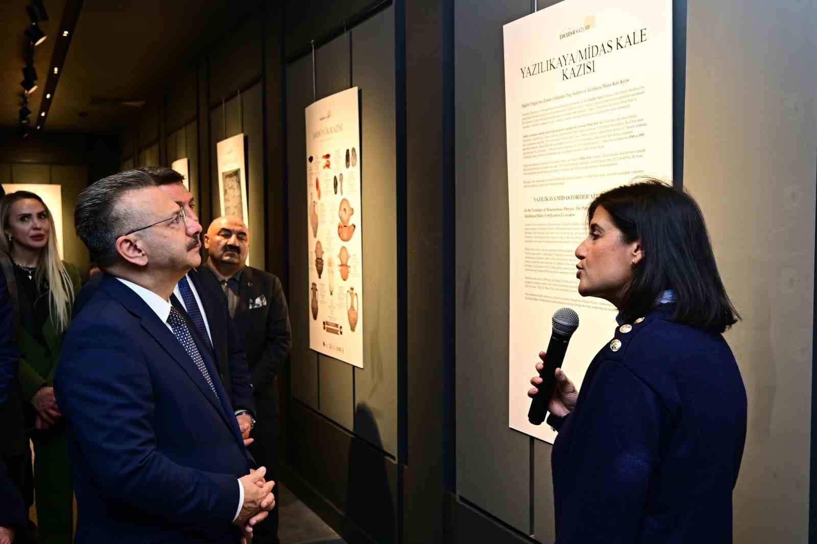 kazi-calismalarinda-ortaya-cikarilan-tarihi-eserlerin-fotograflarindan-olusan-sergi-acildi