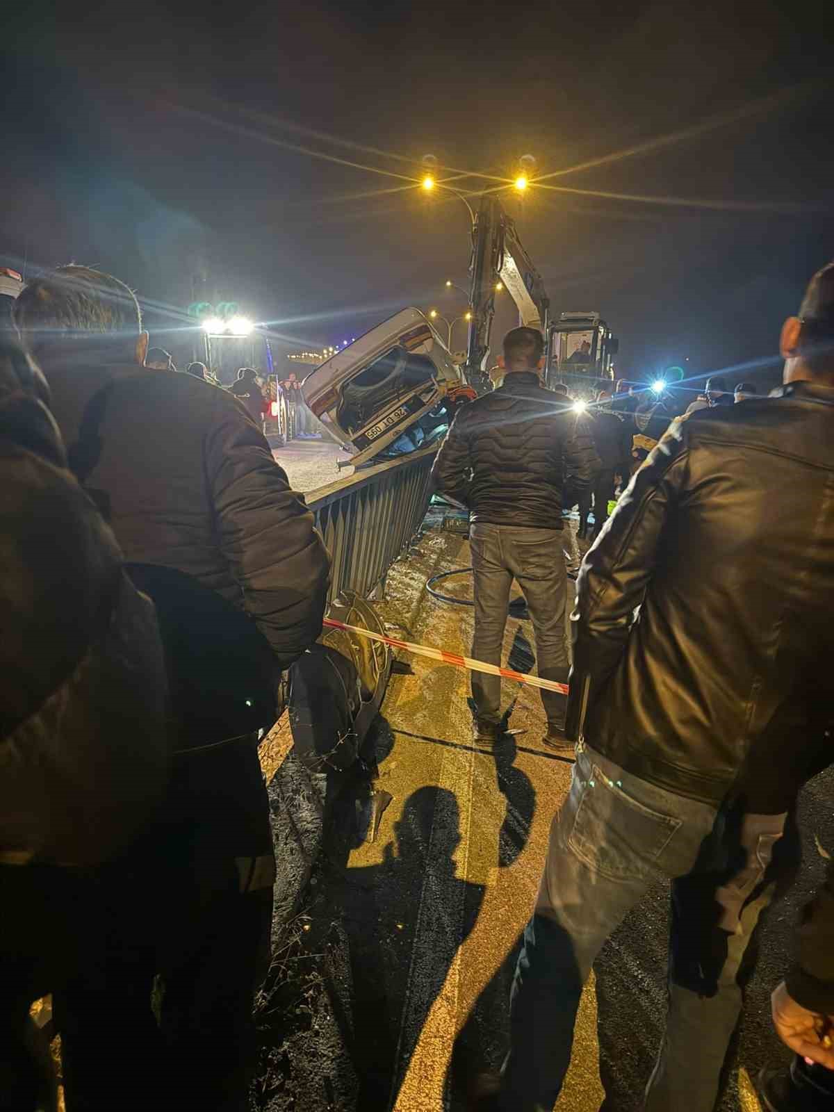 kopru-demirlerine-carpan-arac-hurdaya-dondu-1-olu-3-yarali