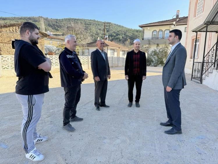 koy-camii-bahcesinde-parke-tasi-ve-cevre-duzenlemesi-tamamlandi