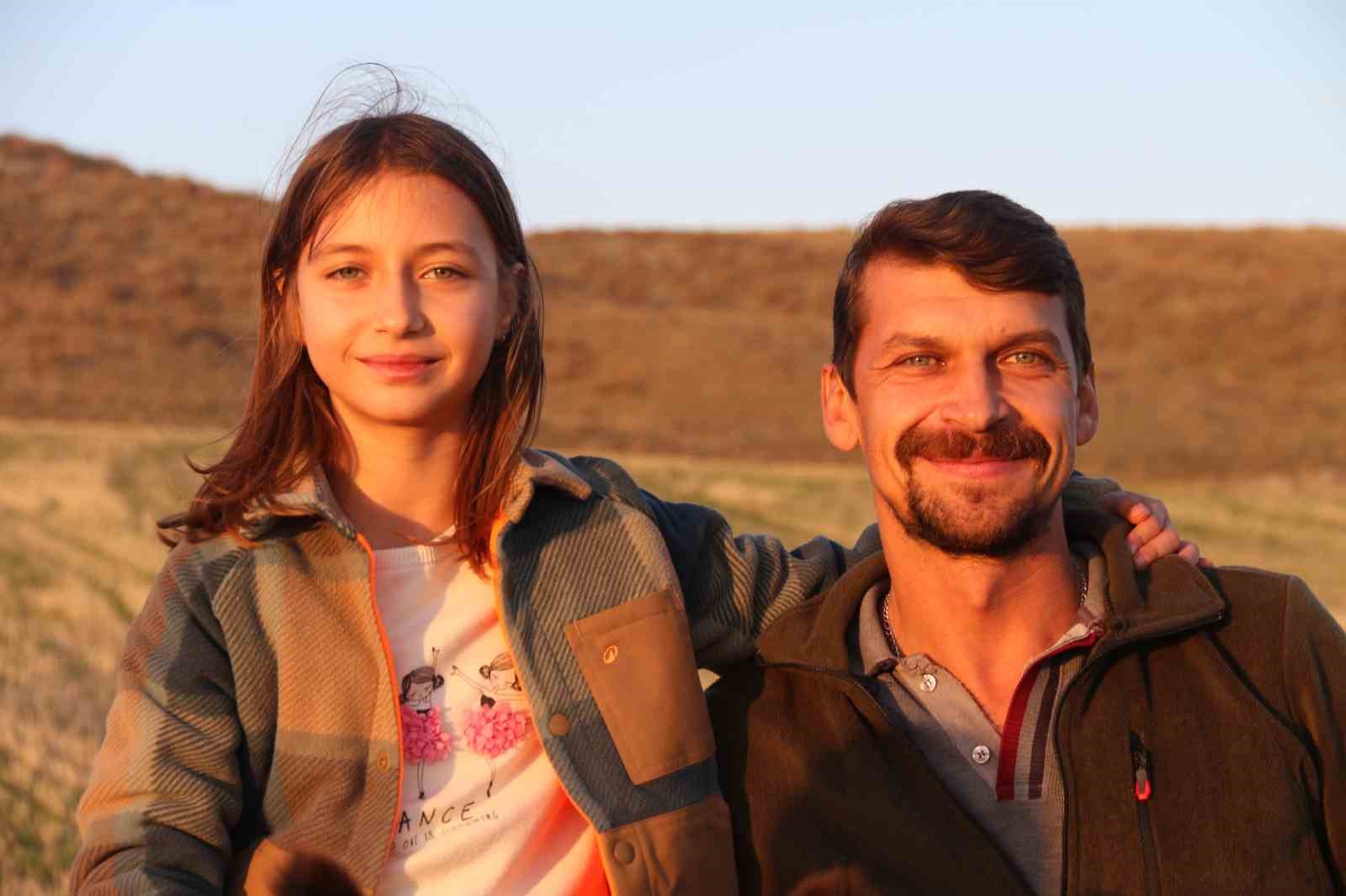 kucuk-kiz-baba-meslegi-cobanligi-devam-ettiriyor-eseginin-uzerinde-koyunlarini-guduyor