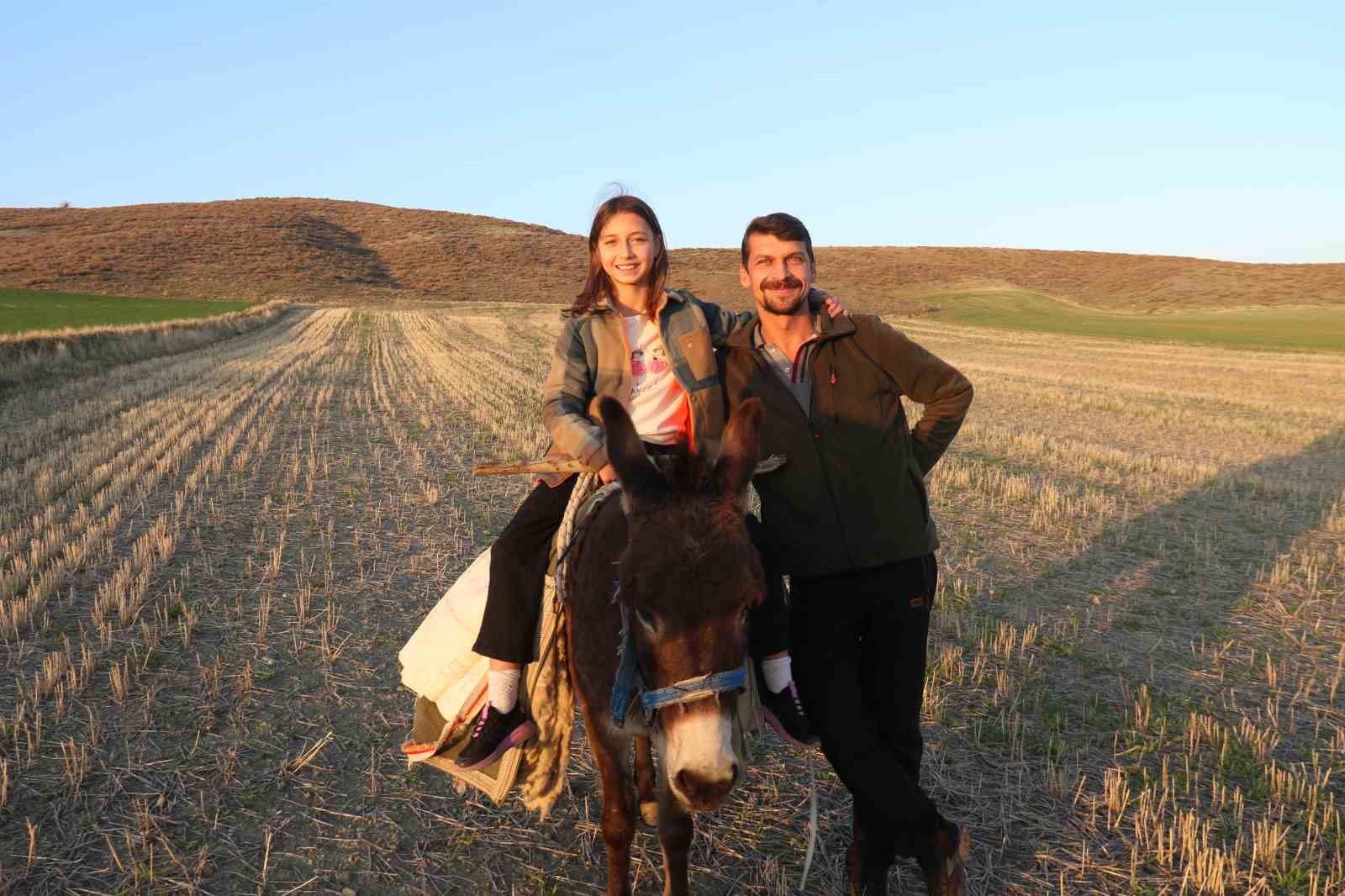 kucuk-kiz-baba-meslegi-cobanligi-devam-ettiriyor-eseginin-uzerinde-koyunlarini-guduyor