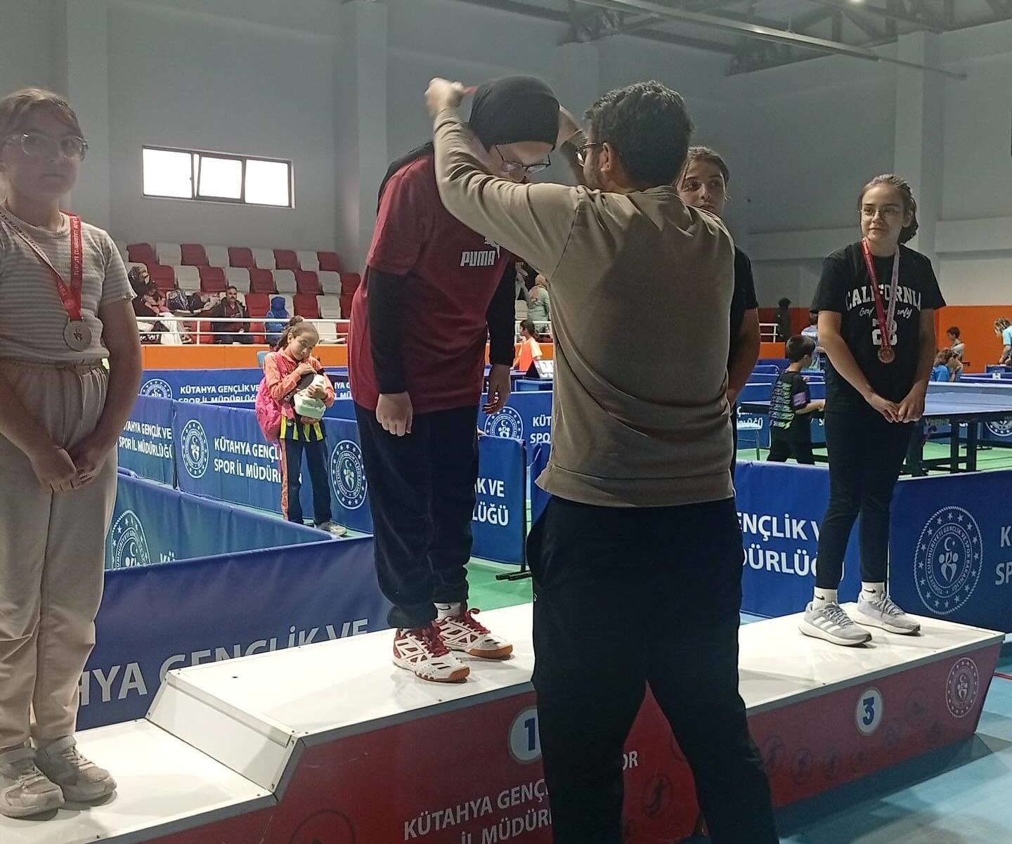 kutahya-aksemsettin-kiz-anadolu-imam-hatip-lisesinin-masa-tenisi-basarisi