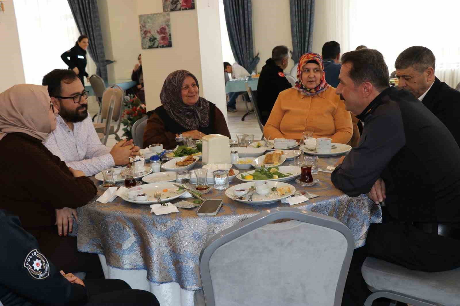 kutahya-emniyeti-sehit-aileleri-ve-gazilerle-kahvaltida-bulustu