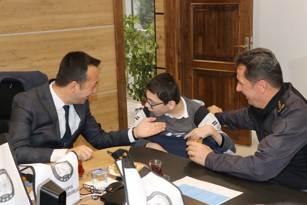 kutahya-il-emniyet-muduru-elbir-ozel-ogrencilerle-bir-araya-geldi