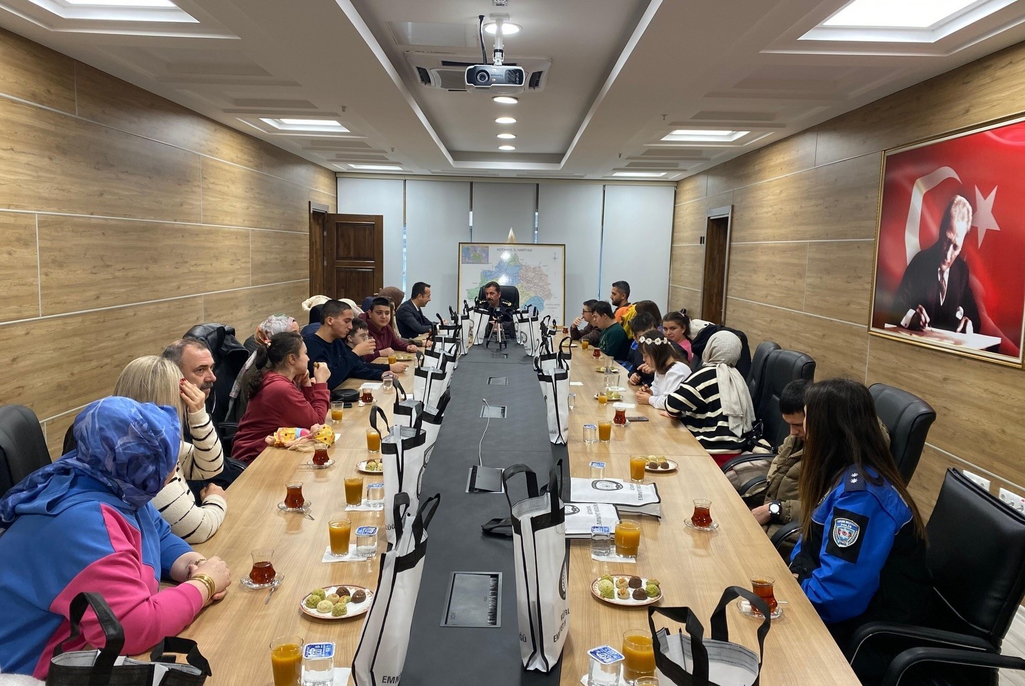 kutahya-il-emniyet-muduru-elbir-ozel-ogrencilerle-bir-araya-geldi