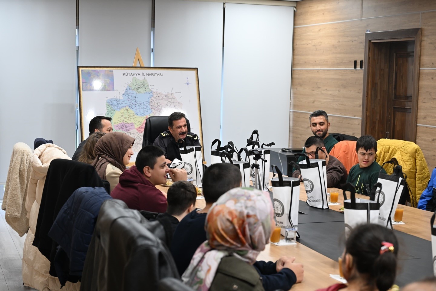 kutahya-il-emniyet-muduru-elbir-ozel-ogrencilerle-bir-araya-geldi