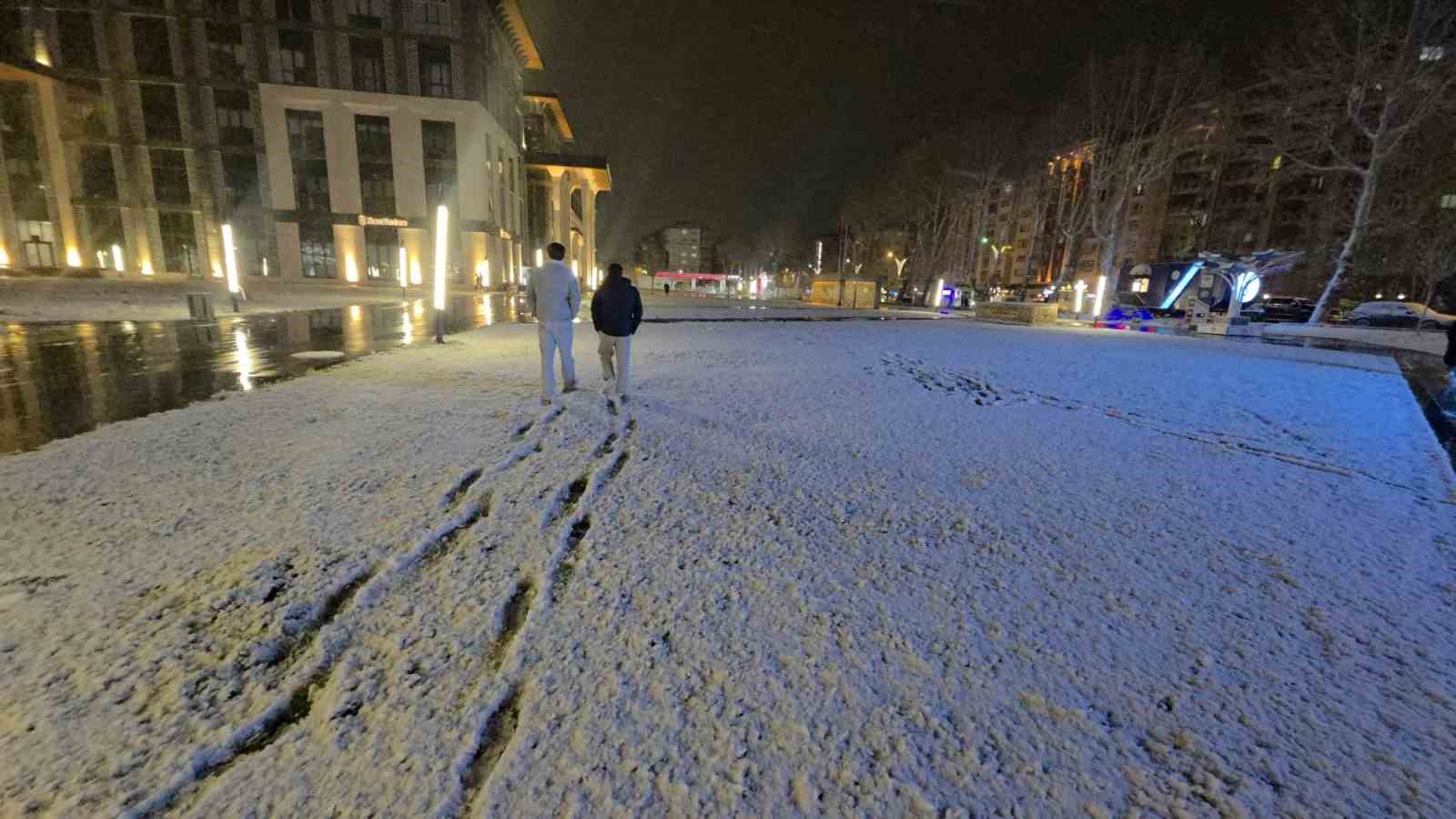 kutahyada-kar-yagisi-kenti-beyaza-burudu