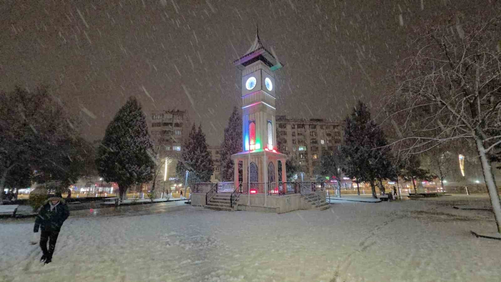 kutahyada-kar-yagisi-kenti-beyaza-burudu