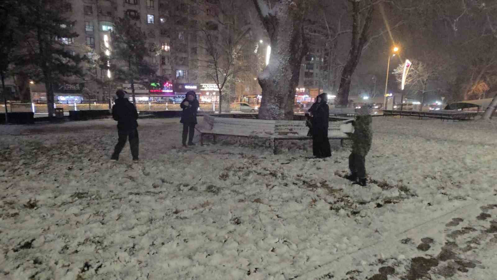 kutahyada-kar-yagisi-kenti-beyaza-burudu