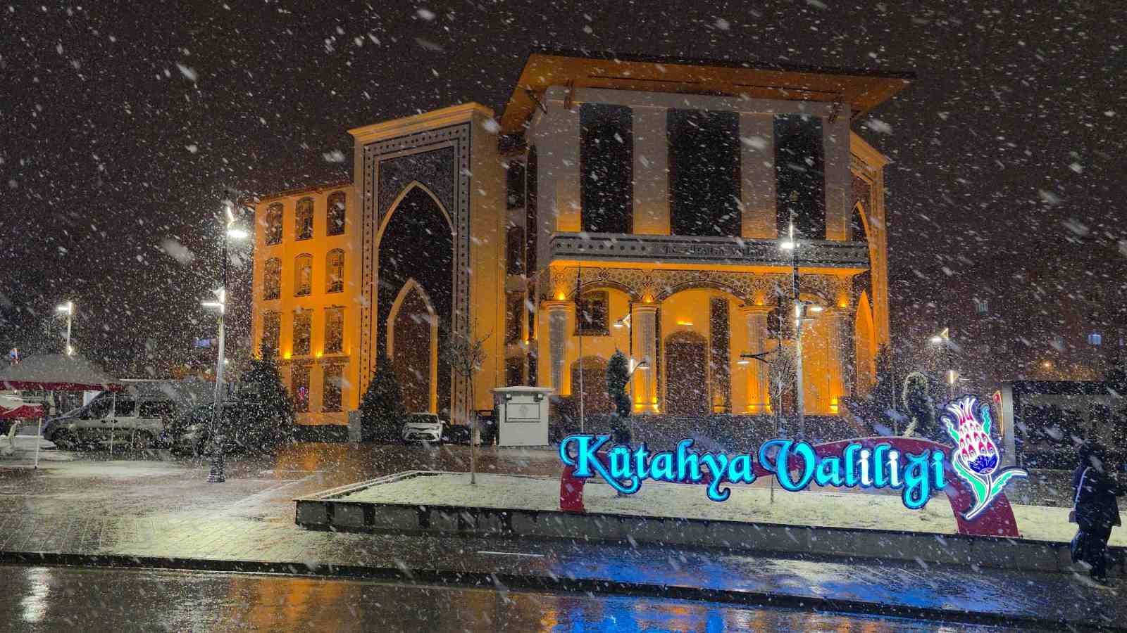 kutahyada-kar-yagisi-kenti-beyaza-burudu