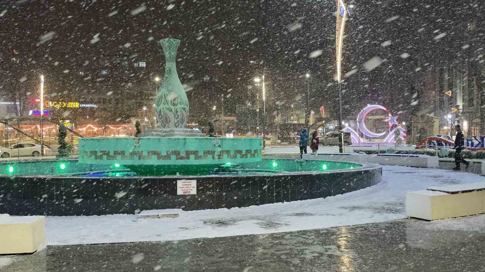 kutahyada-kar-yagisi-kenti-beyaza-burudu