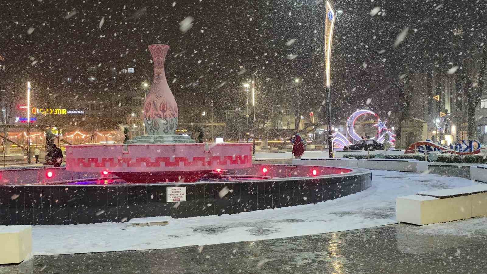 kutahyada-kar-yagisi-kenti-beyaza-burudu