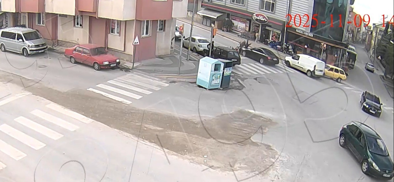 kutahyada-kuryeye-yaya-gecidinde-otomobil-carpti