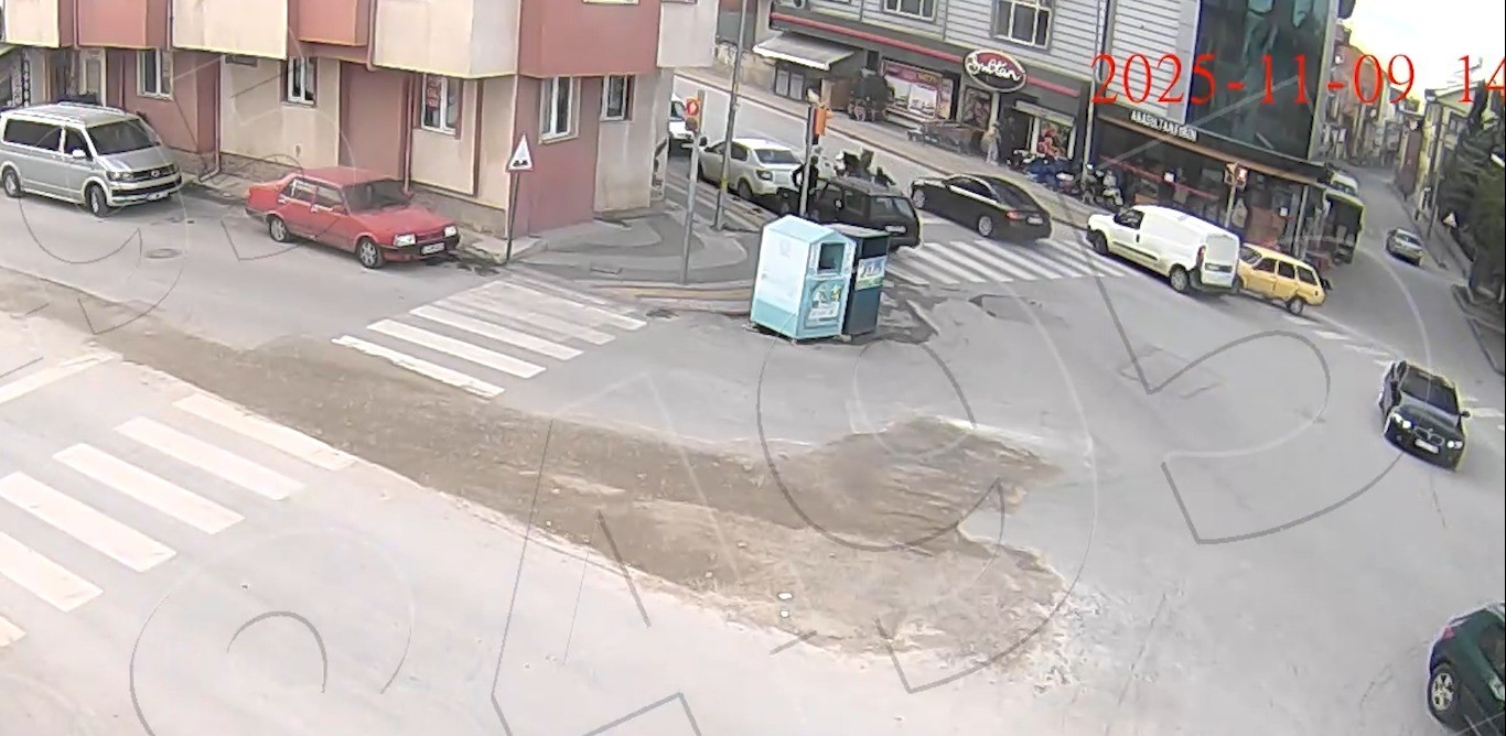 kutahyada-kuryeye-yaya-gecidinde-otomobil-carpti