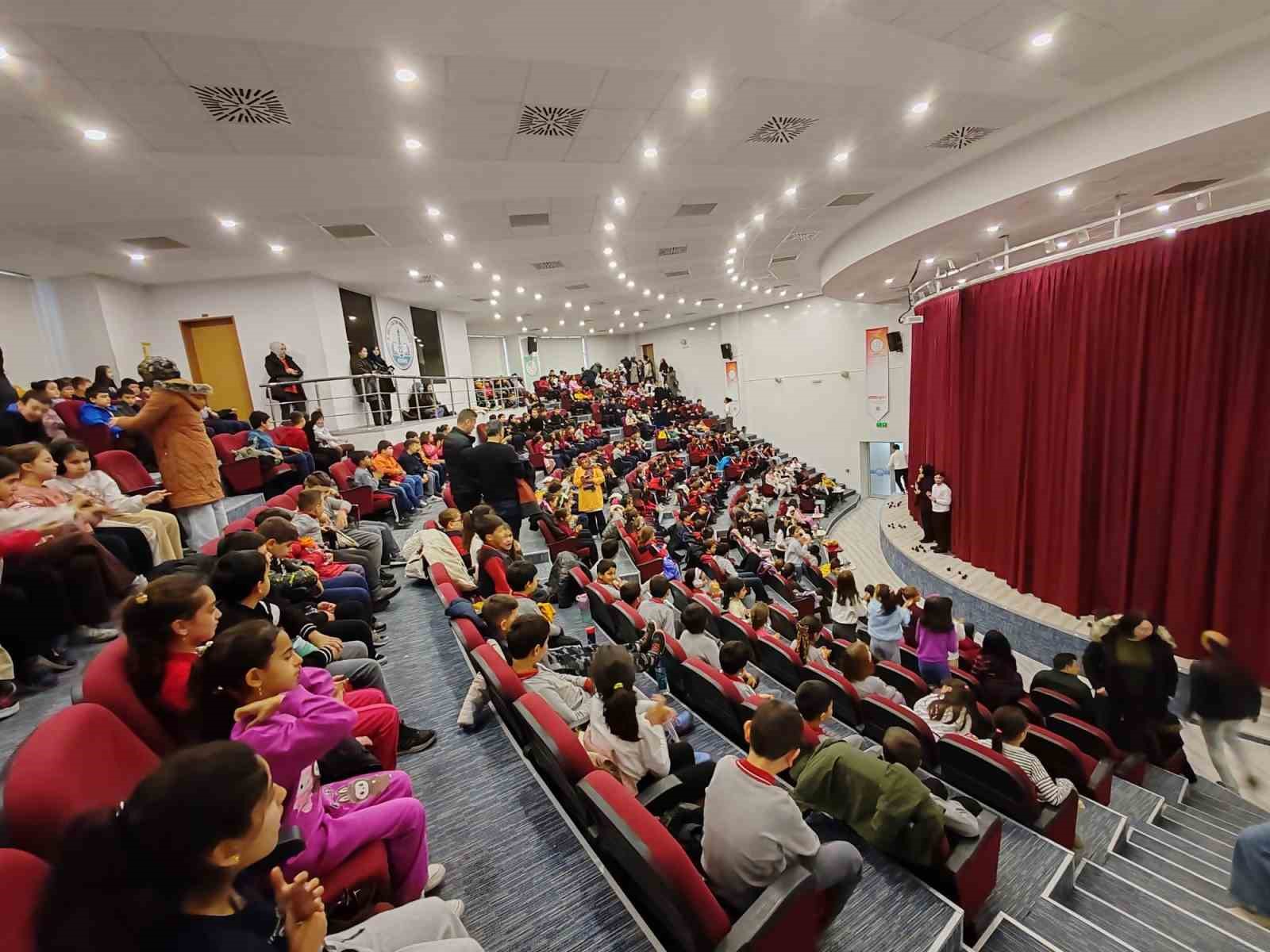 kutahyada-ormanin-sifresi-adli-cocuk-tiyatrosu-ogrencilerle-bulustu