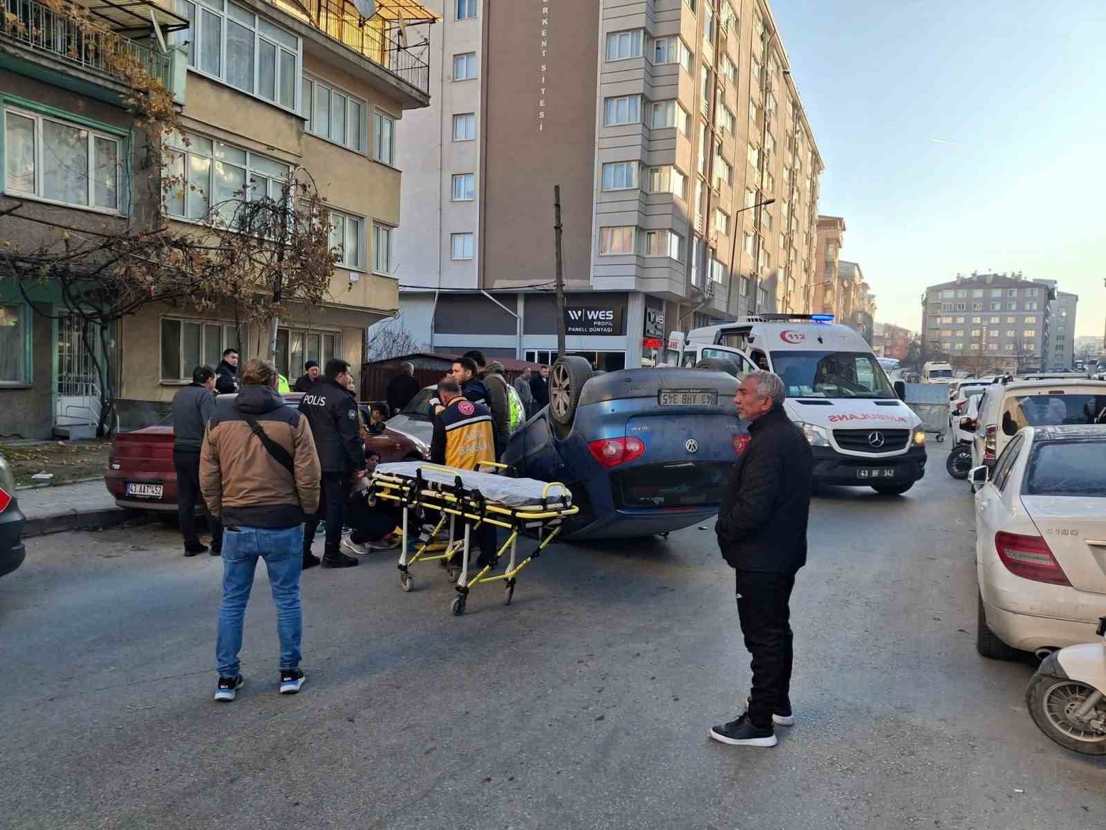 kutahyada-park-halindeki-araclara-carpan-otomobil-takla-atti-2-yarali