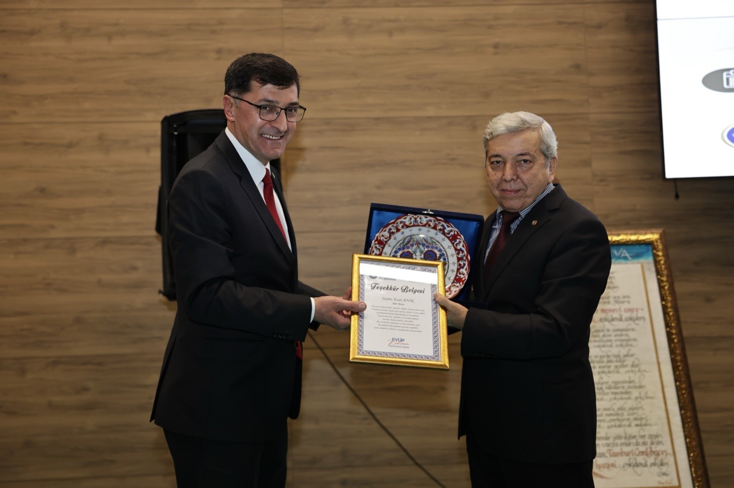 kutahyada-sair-ve-yazar-esat-anik-icin-saygi-gecesi-duzenlendi