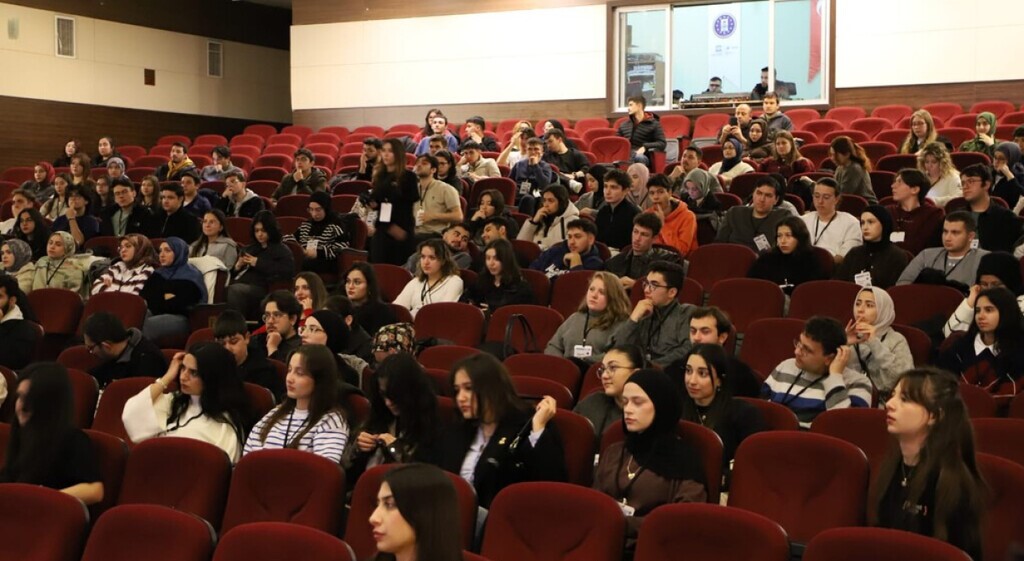 kutahyadaki-devfest25-etkinligi-teknoloji-tutkunlarini-bir-araya-getirdi