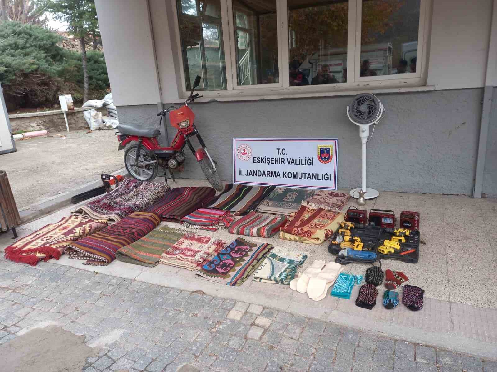 mezarciyiz-deyip-20-evi-soyan-2-supheli-yakalandi