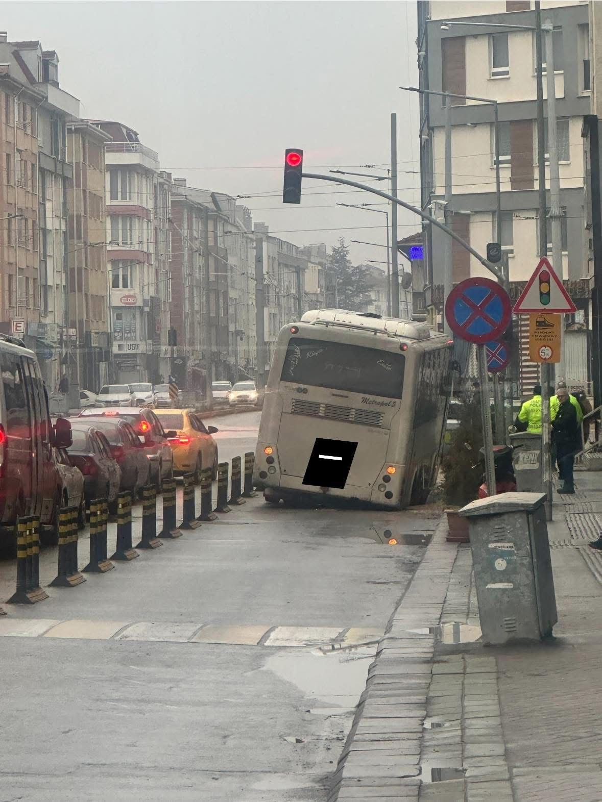 minibus-caddedeki-cukur-yuzunden-az-kalsin-devriliyordu