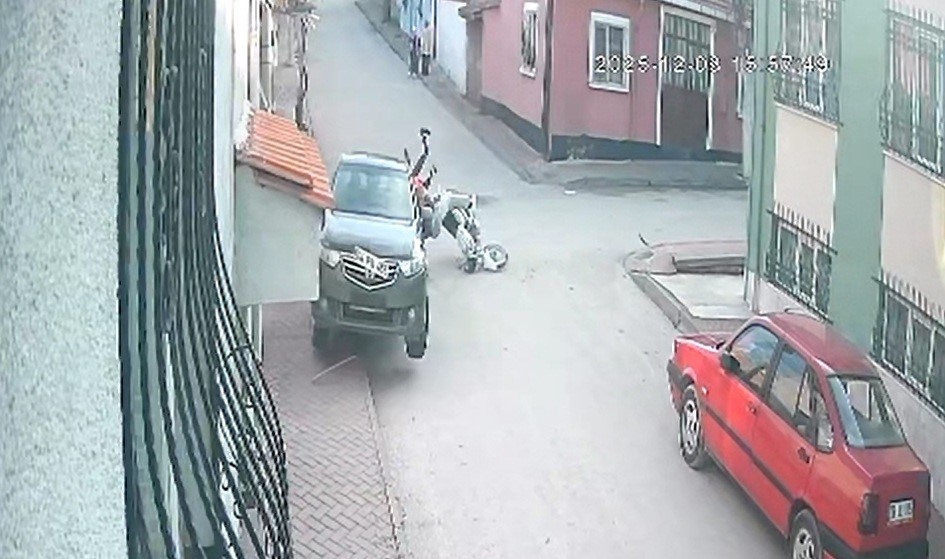 motosiklete-carpan-arac-hizla-kacti-2-kisinin-havada-takla-atmasi-kameraya-yansidi