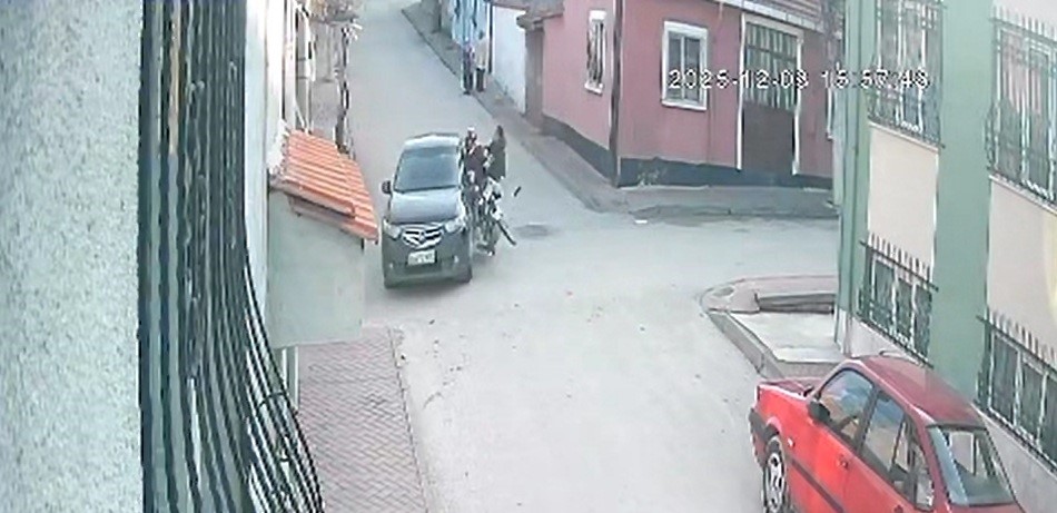 motosiklete-carpan-arac-hizla-kacti-2-kisinin-havada-takla-atmasi-kameraya-yansidi