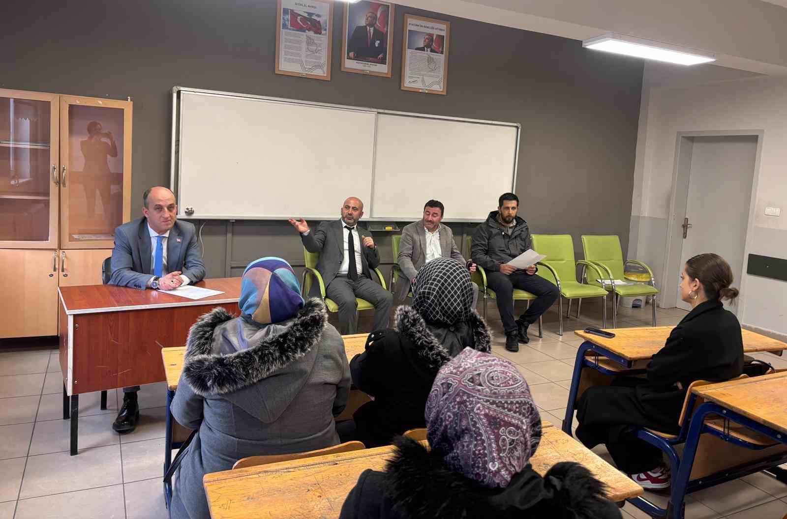 mudur-kilitci-velilerin-bilincli-tutumu-ogrencilerin-basarisinda-onemli-rol-oynamaktadir