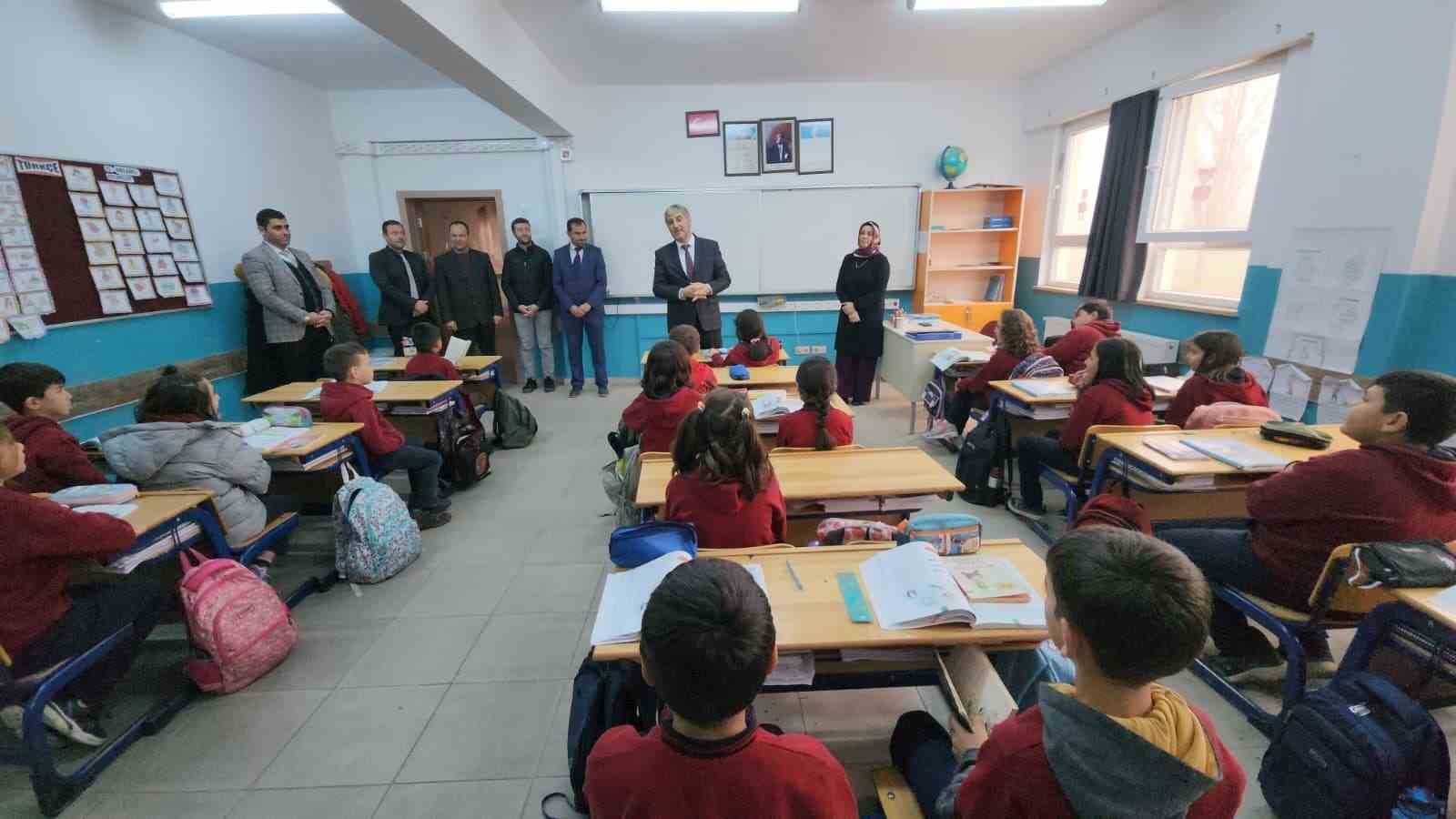 mudur-yilmaz-milli-ve-manevi-degerlere-bagli-guclu-bireyler-yetistirmek-onceligimizdir