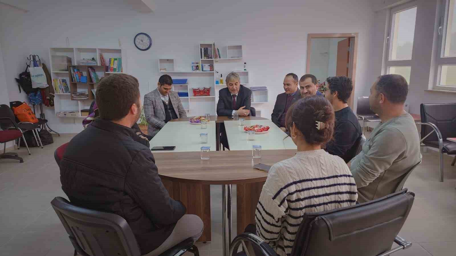 mudur-yilmaz-milli-ve-manevi-degerlere-bagli-guclu-bireyler-yetistirmek-onceligimizdir