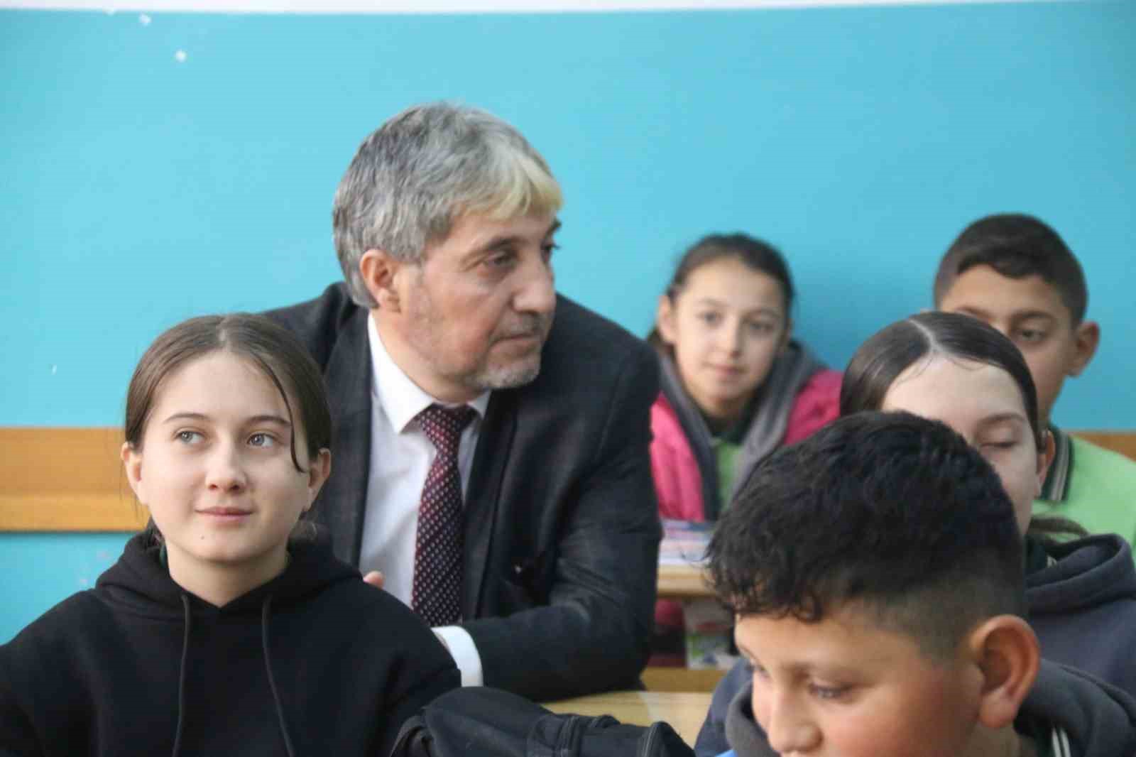 mudur-yilmaz-milli-ve-manevi-degerlere-bagli-guclu-bireyler-yetistirmek-onceligimizdir