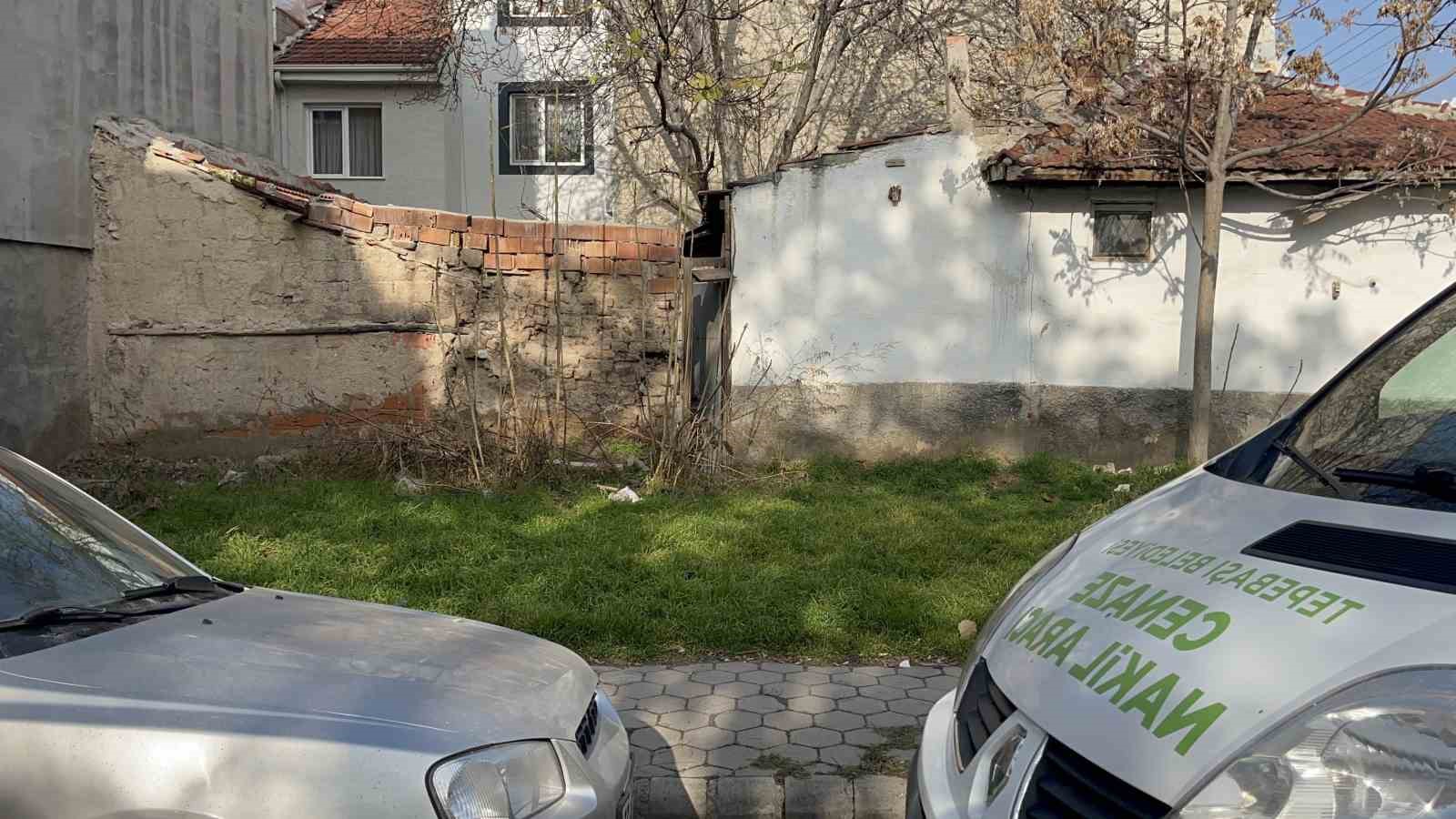 muhtarin-10-gun-boyunca-haber-alamadigi-74-yasindaki-sahis-evinde-olu-bulundu