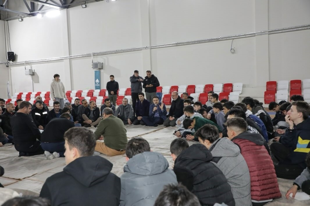 murat-dagi-genclik-kampinda-gece-etkinligi