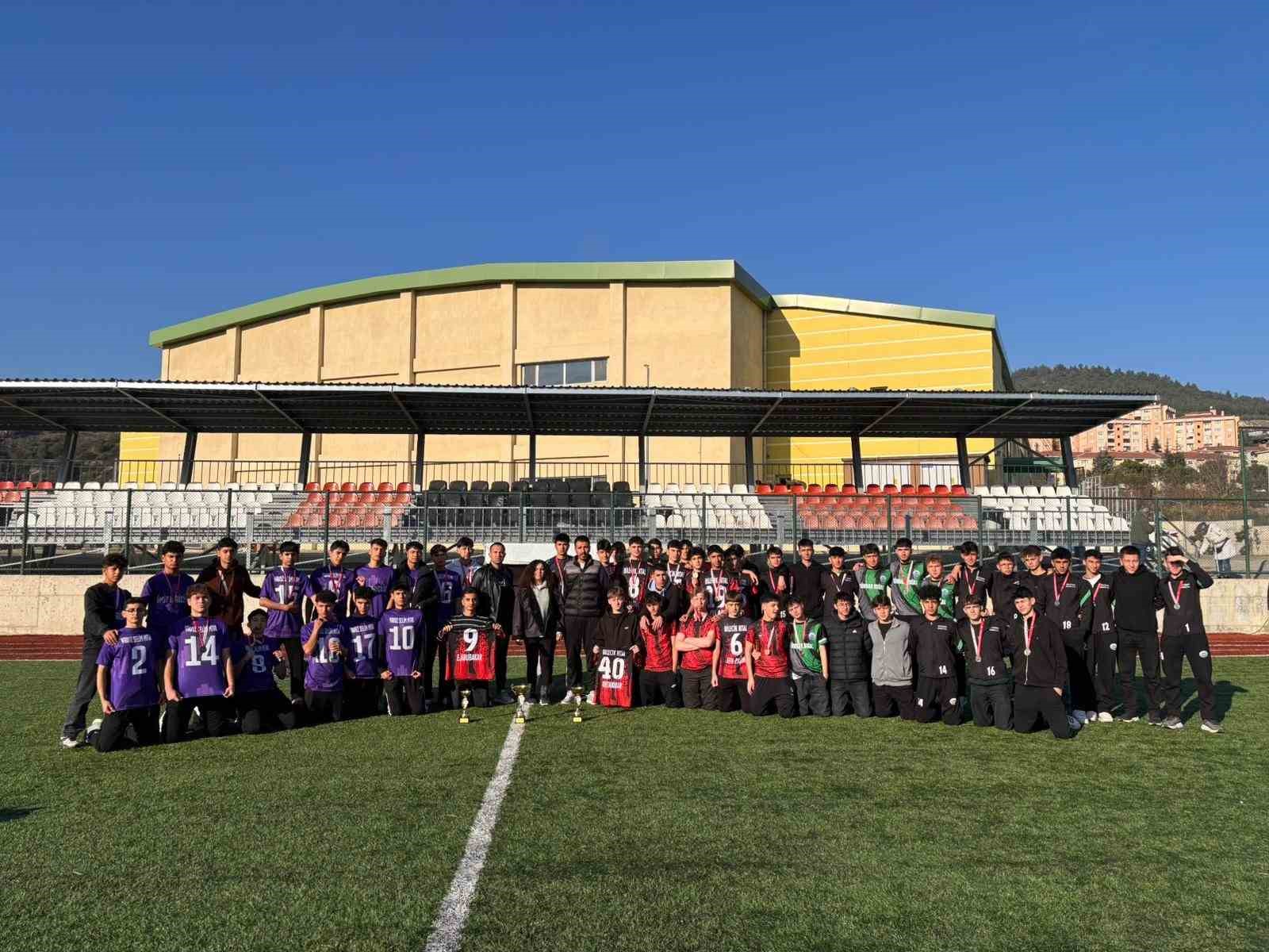 okul-sporlari-gencler-futbol-musabakalarin-sampiyonu-mesleki-ve-teknik-anadolu-lisesi