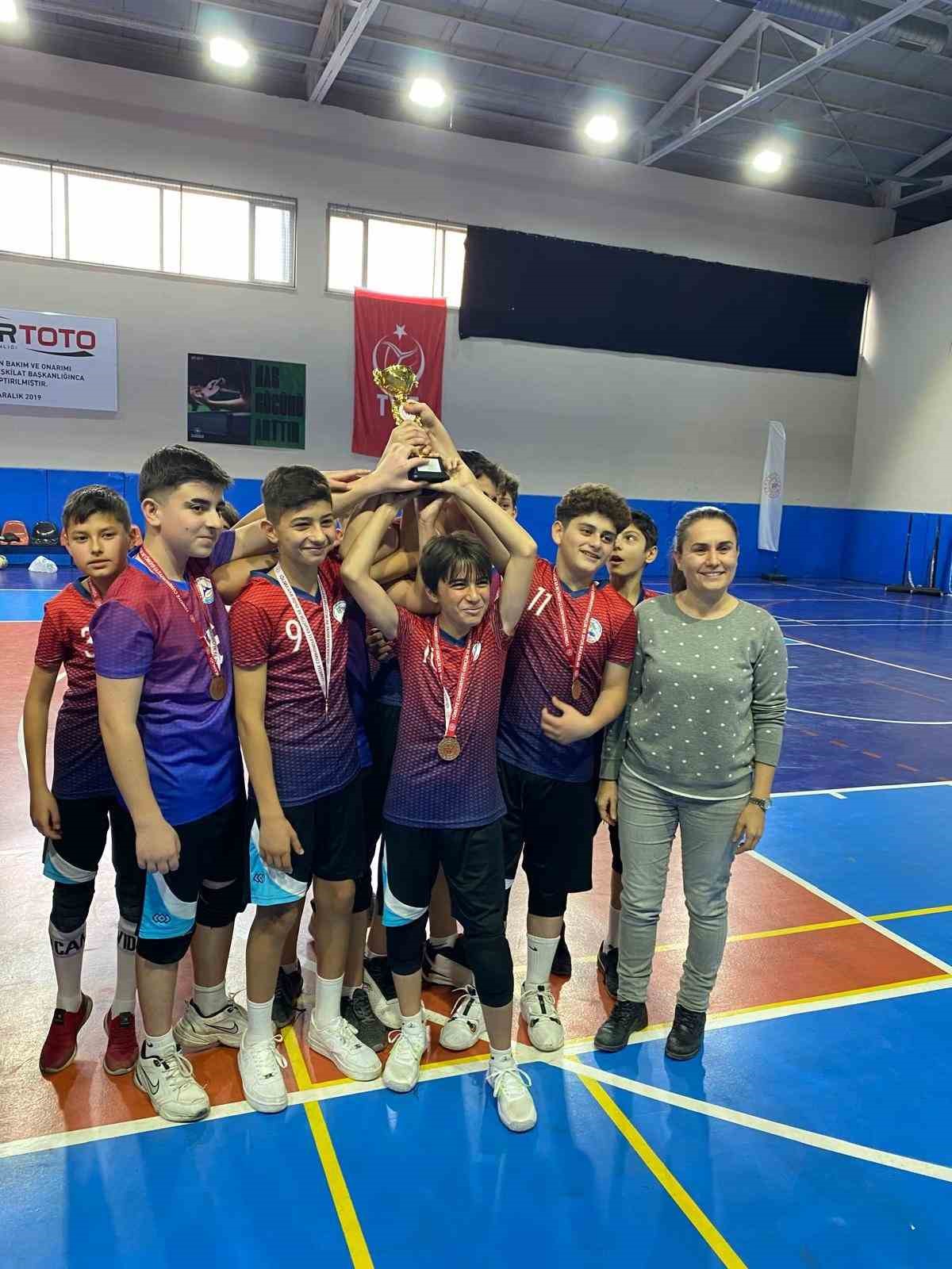 okul-sporlari-voleybol-yildiz-erkekler-musabakalari-sonuclandi