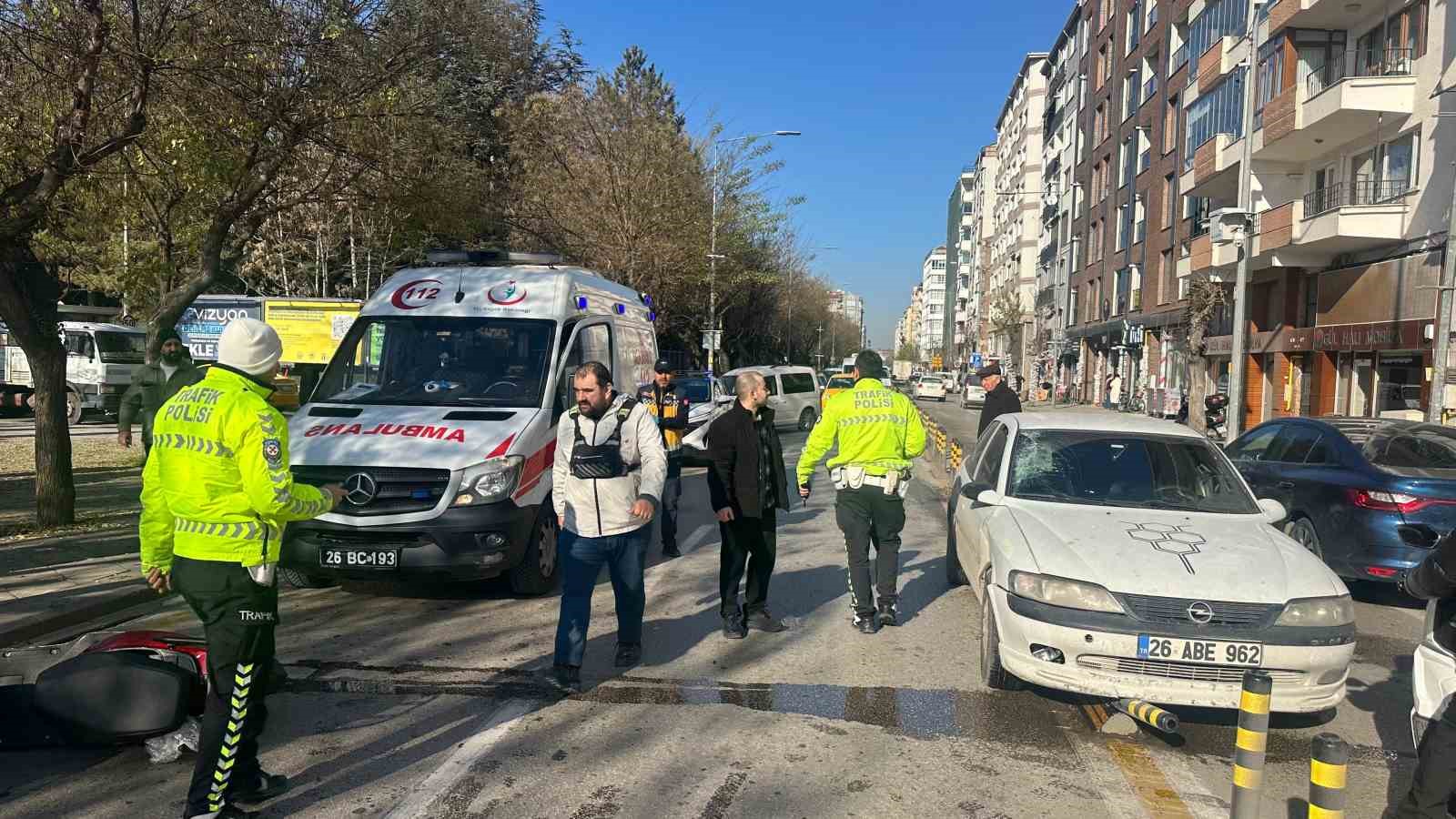 otomobile-carpan-elektrikli-bisikletin-surucusu-agir-yaralandi