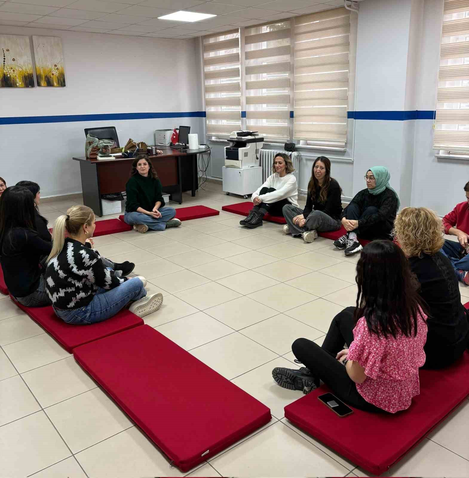 oyuncu-sanem-yelez-akpinar-ogrenci-velileriyle-bir-araya-geldi