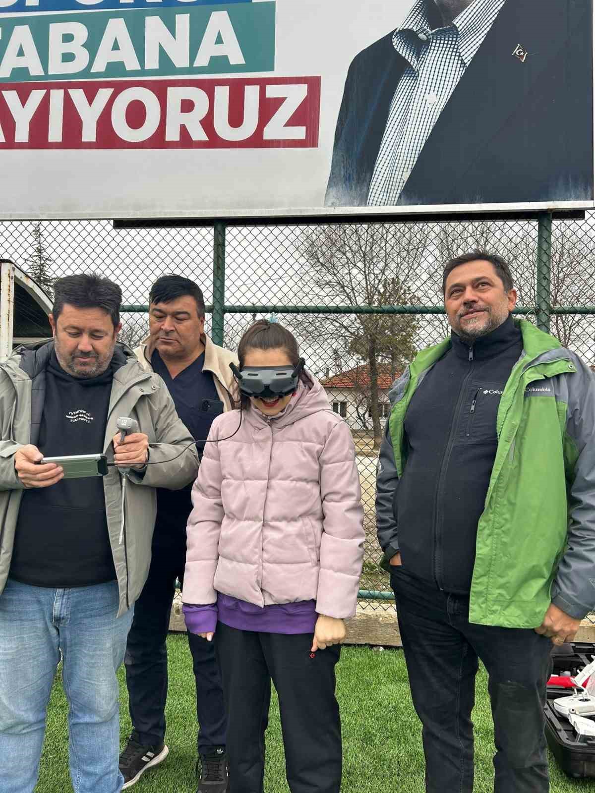 ozel-bireyler-uzmanlar-esliginde-dron-ucurmayi-deneyimledi